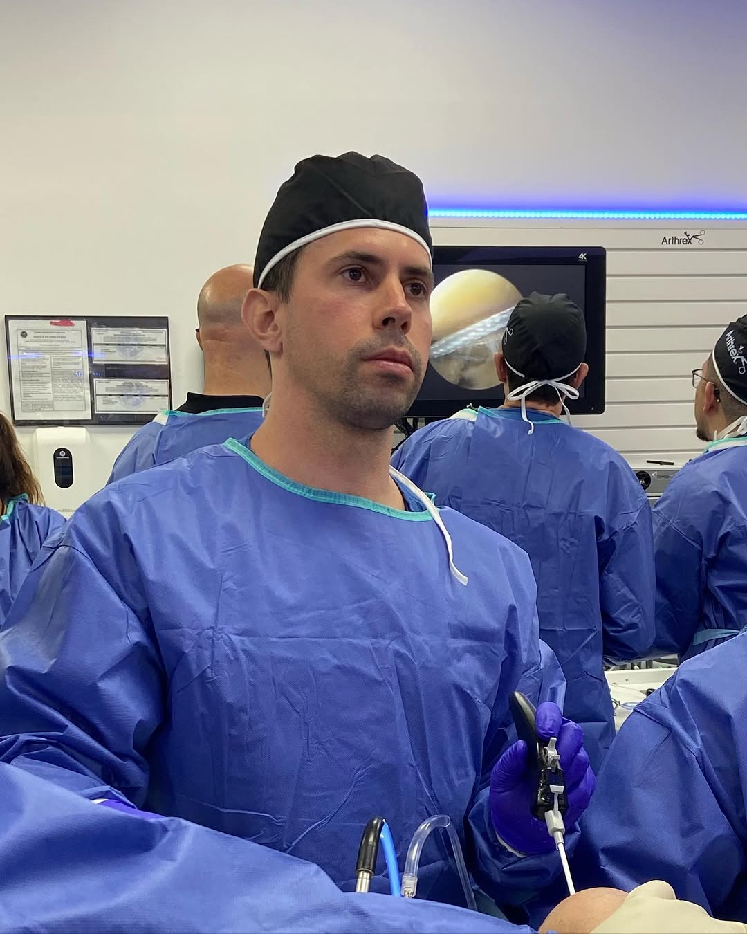 Dr. Tiago Neves durante treinamento em cirurgia do joelho